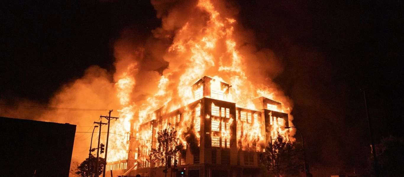 Ρωσία: Μεγάλη φωτιά ξέσπασε σε πολυκατοικία - Ένας νεκρός (βίντεο)